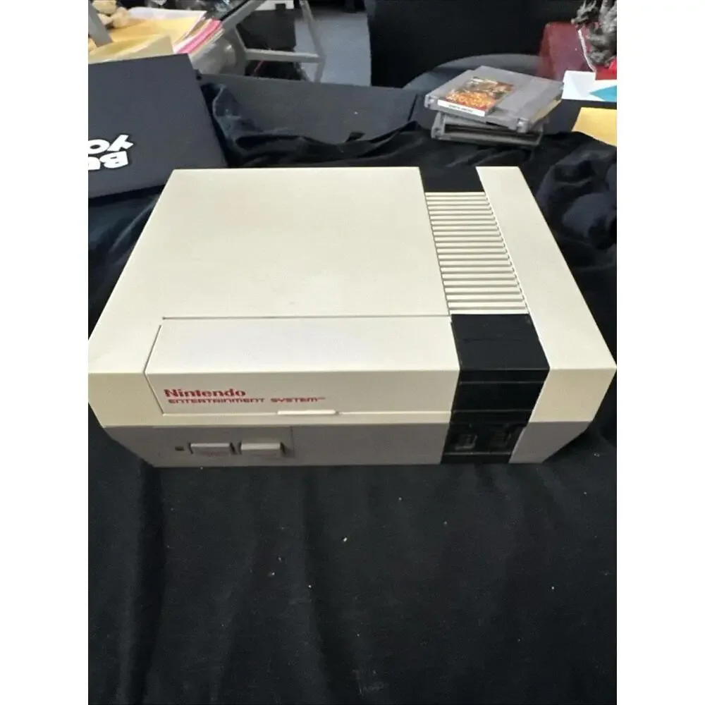 Smooth Top Nintendo Entertainment System NES Console - Gray (NES-001) Near Mint